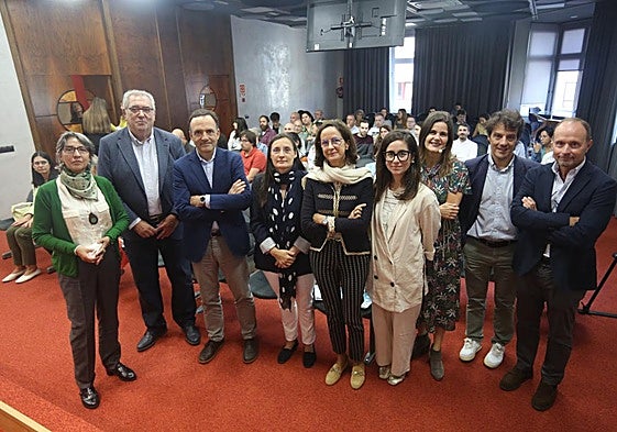 Yolanda Calero, José María Urbano, Juan Pablo Rodrigo, Ana Gutiérrez, Mariví González, Sara Alonso, Laura Mayordomo, Pablo Menéndez y Mario F. Fraga posan para una foto de familia, al inicio de la jornada, que tuvo lugar en la Cámara de Comercio de Oviedo.