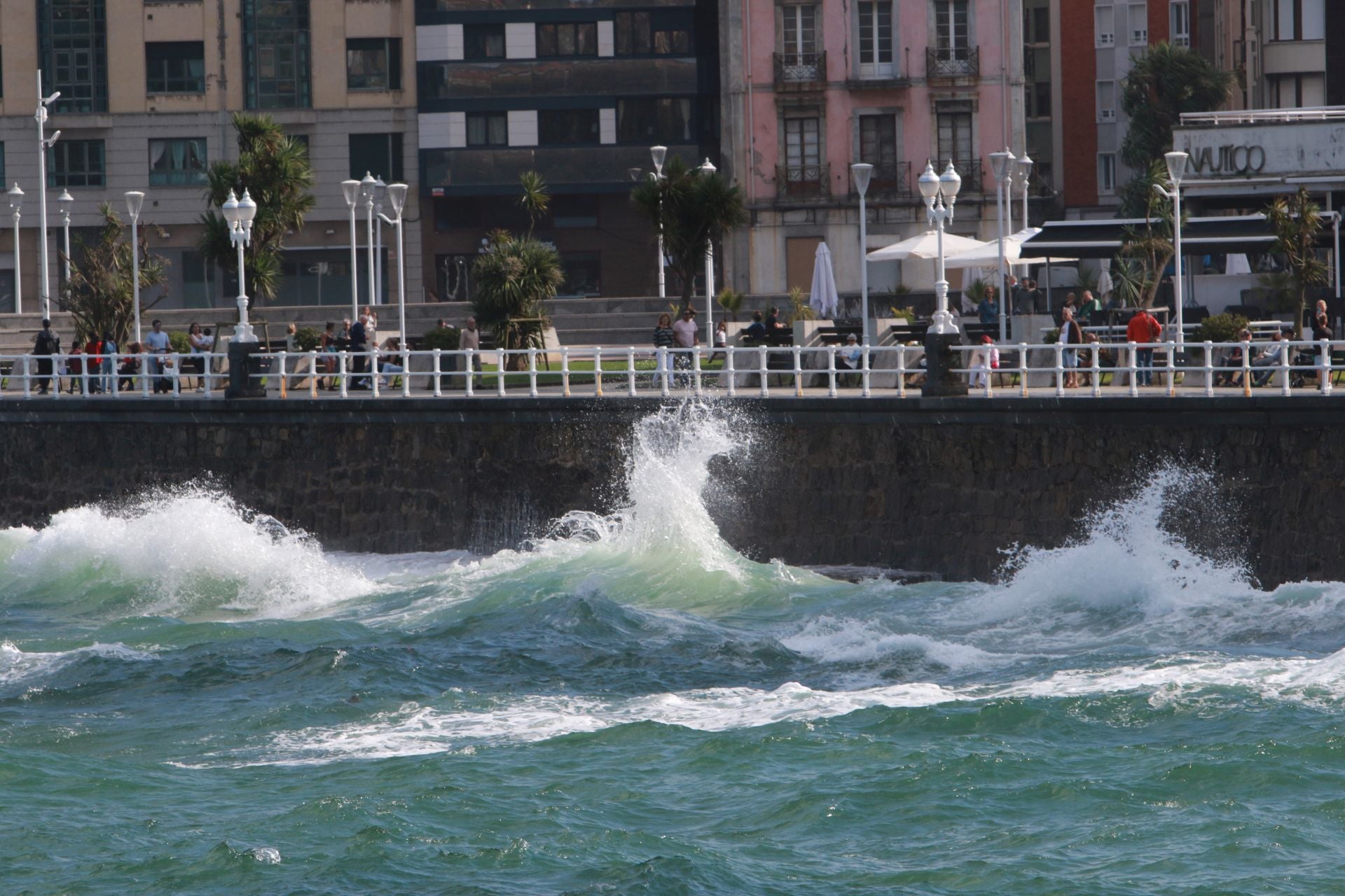 Las consecuencias de las mareas vivas en Asturias: inundaciones y fuerte oleaje