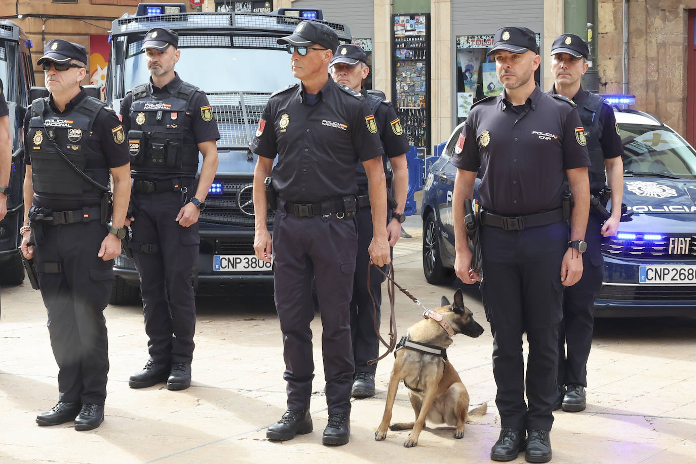 La Policía Nacional recibe la medalla de oro de Oviedo