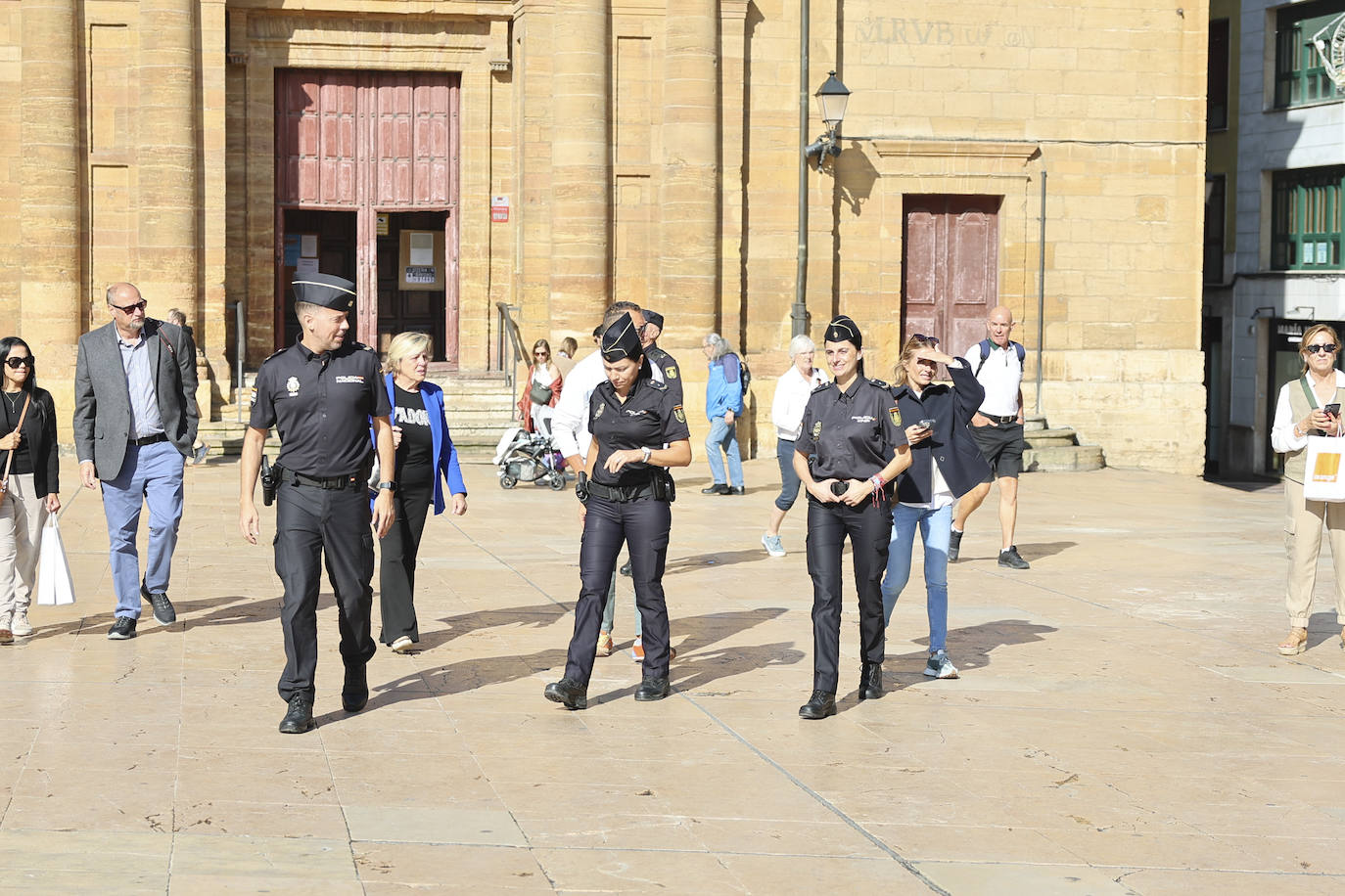 La Policía Nacional recibe la medalla de oro de Oviedo