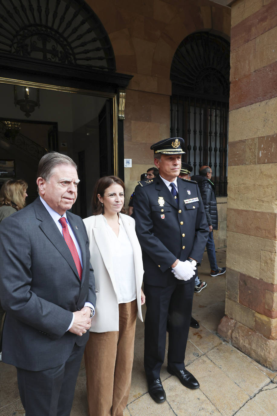 La Policía Nacional recibe la medalla de oro de Oviedo