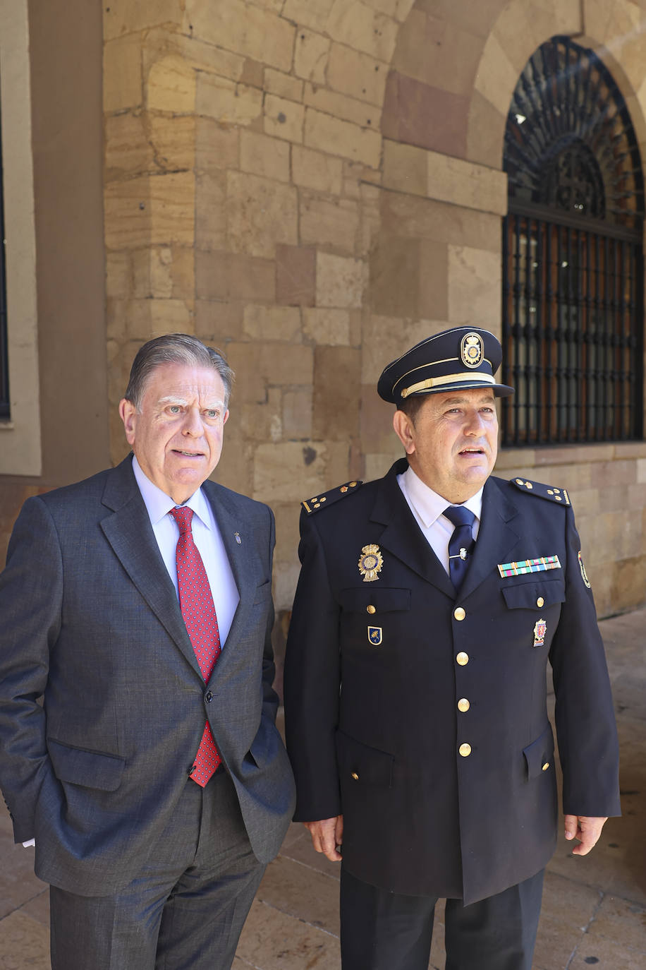 La Policía Nacional recibe la medalla de oro de Oviedo