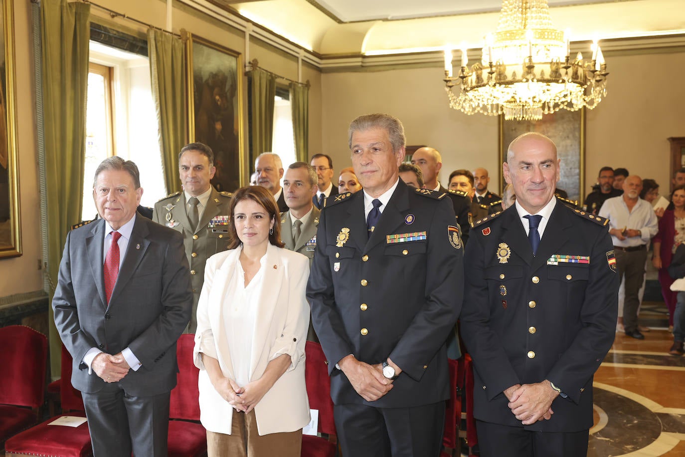 La Policía Nacional recibe la medalla de oro de Oviedo