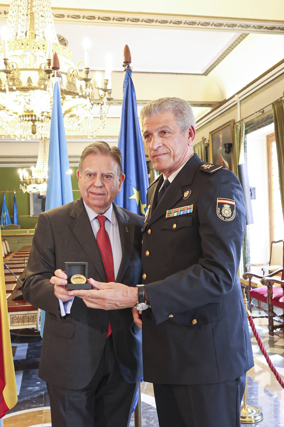 La Policía Nacional recibe la medalla de oro de Oviedo