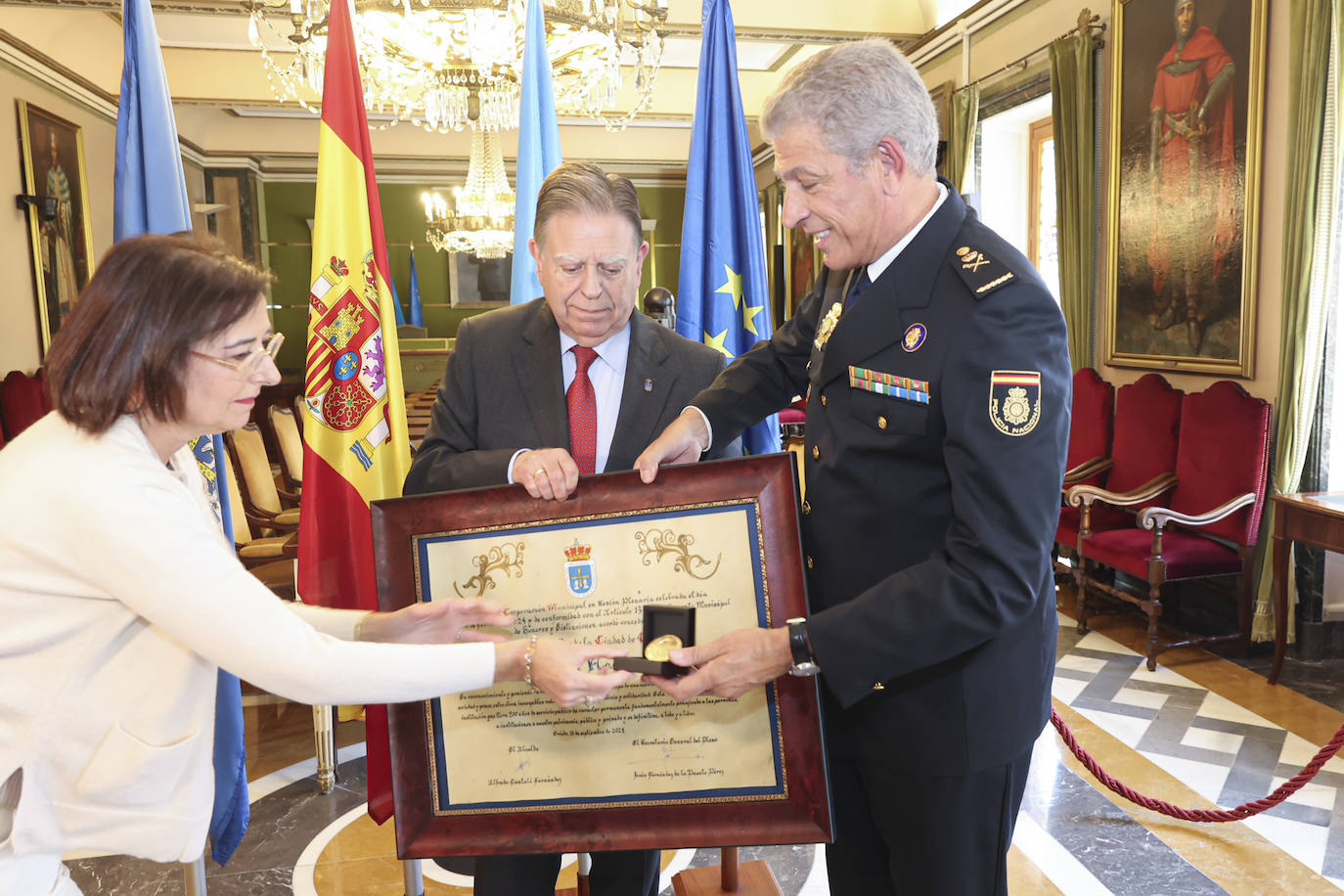 La Policía Nacional recibe la medalla de oro de Oviedo