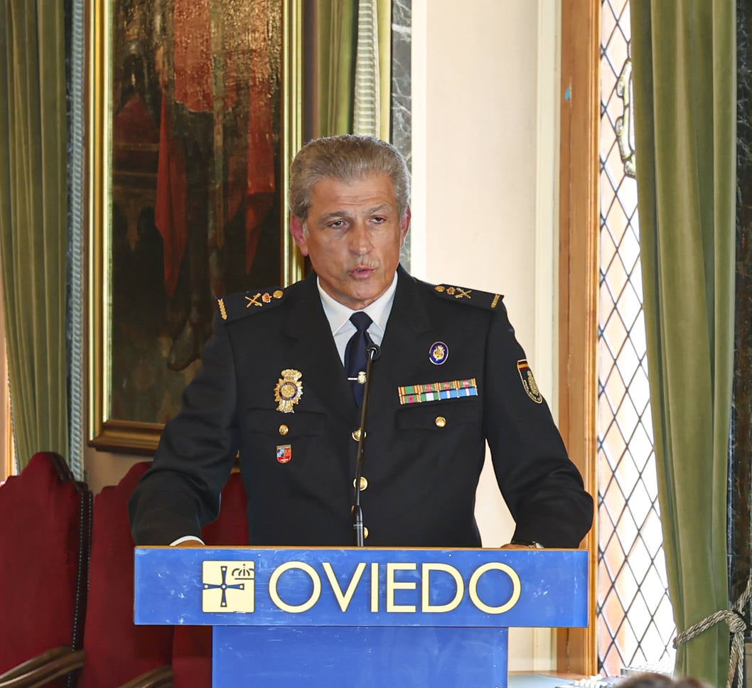 La Policía Nacional recibe la medalla de oro de Oviedo