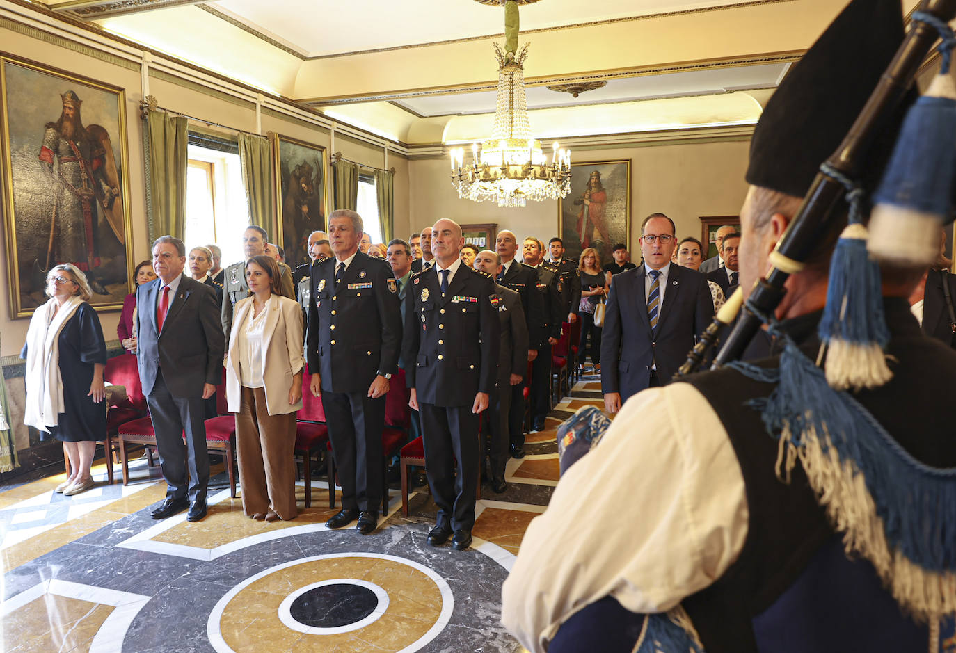 La Policía Nacional recibe la medalla de oro de Oviedo