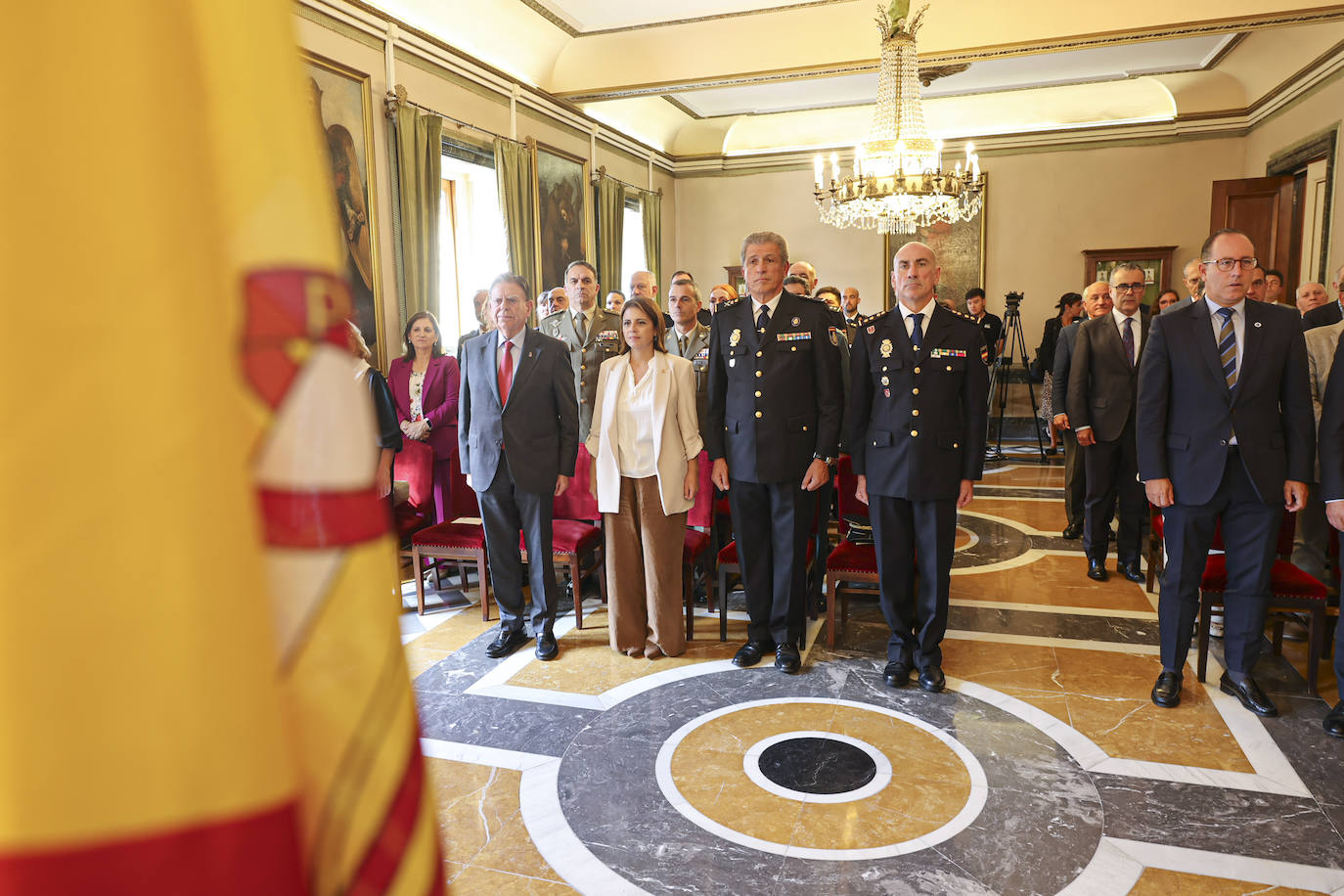 La Policía Nacional recibe la medalla de oro de Oviedo