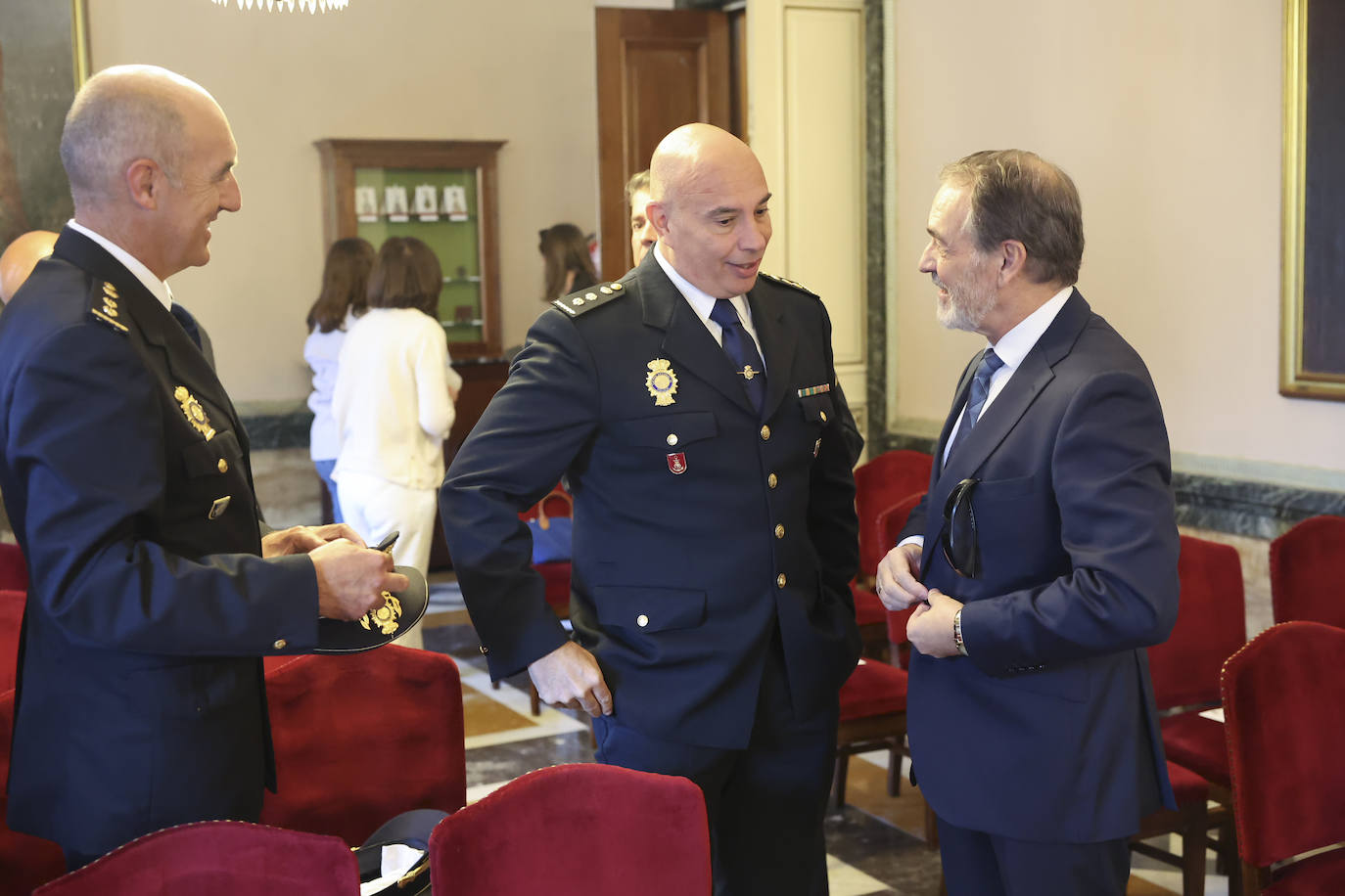 La Policía Nacional recibe la medalla de oro de Oviedo