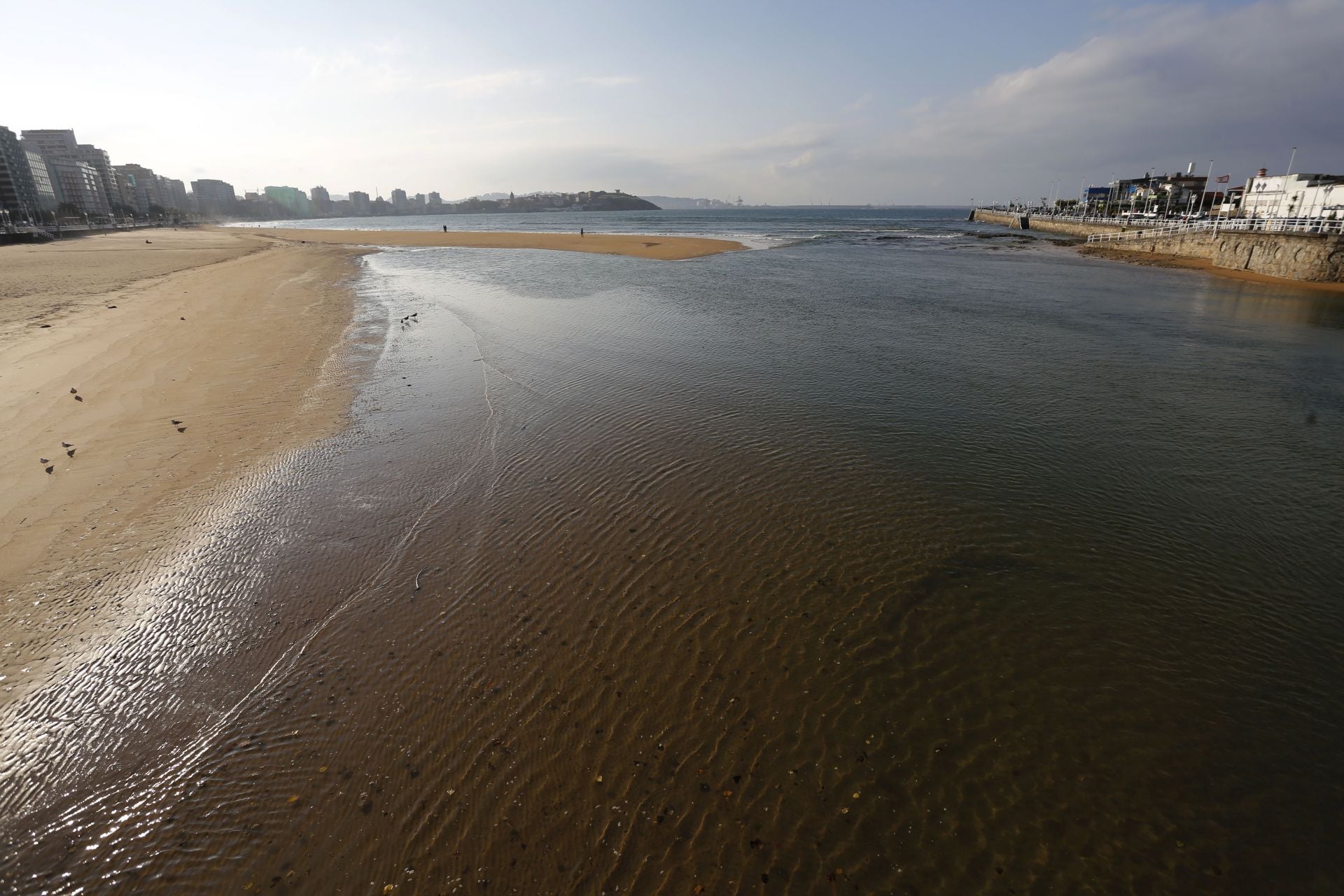 Las consecuencias de las mareas vivas en Asturias: inundaciones y fuerte oleaje