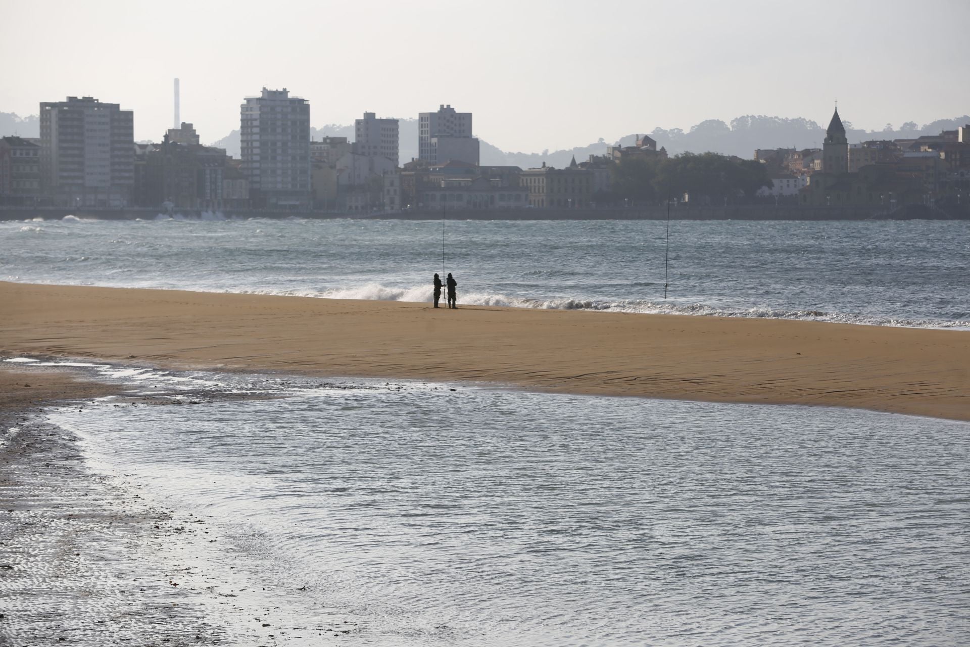 Las consecuencias de las mareas vivas en Asturias: inundaciones y fuerte oleaje