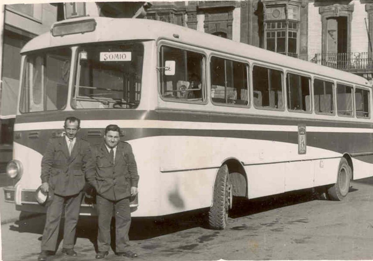 Conductor y cobrador del autobús número 1 (Leyland Royal Tiger),aparcado en la plaza del Carmen. EMTUSA