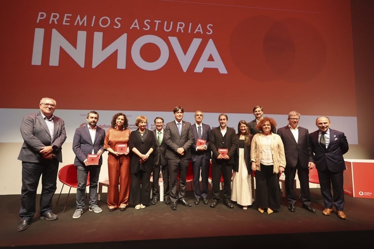 Los premiados, con autoridades regionales y locales y con los responsables de AsturiasInnova+ y de Vodafone, ayer, en el Centro Niemeyer.