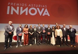 Los premiados, con autoridades regionales y locales y con los responsables de AsturiasInnova+ y de Vodafone, ayer, en el Centro Niemeyer.