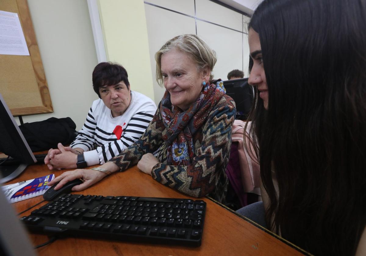 Una mujer, en un taller de agenda electrónica impartido por alumnos de FP.