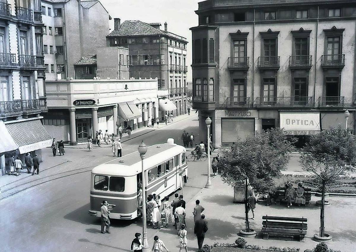 Imagen secundaria 1 - EMTUSA y la lucha del autobús por eliminar el tranvía en Gijón