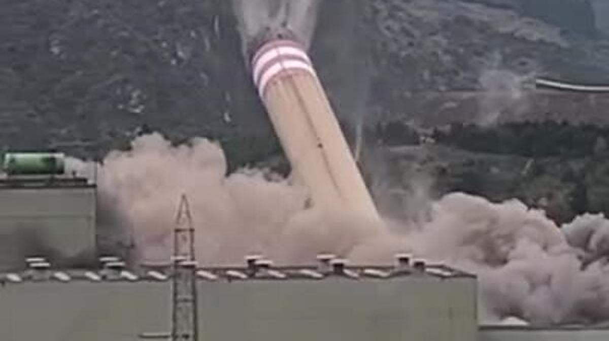 Así fue la demolición de la última chimenea de la térmica de Soto de la Barca