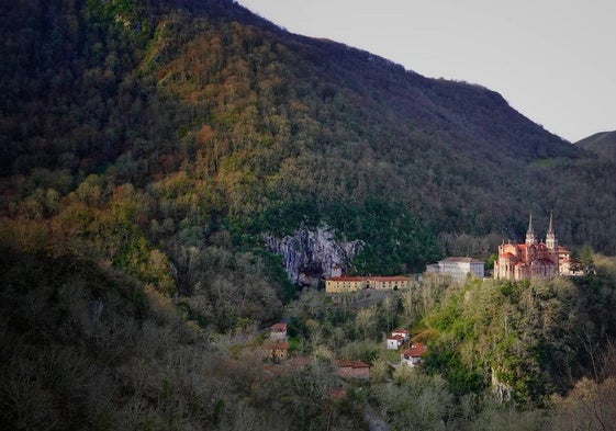 Covadonga vista desde los altos de la Cruz de Priena, una excursión senderista sencilla muy recomendable para hacer en otoño