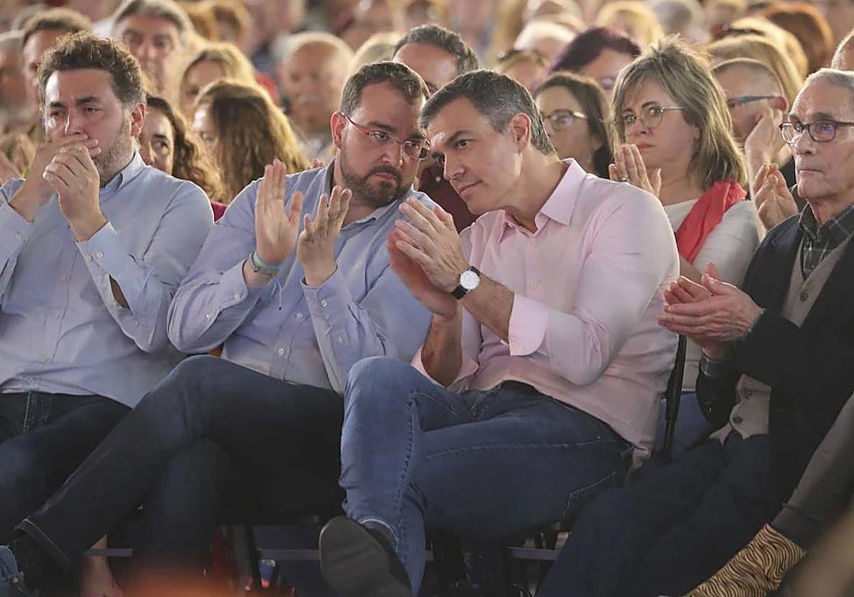 Adrián Barbón y Pedro Sánchez durante un mitin en Gijón el pasado mes de junio.