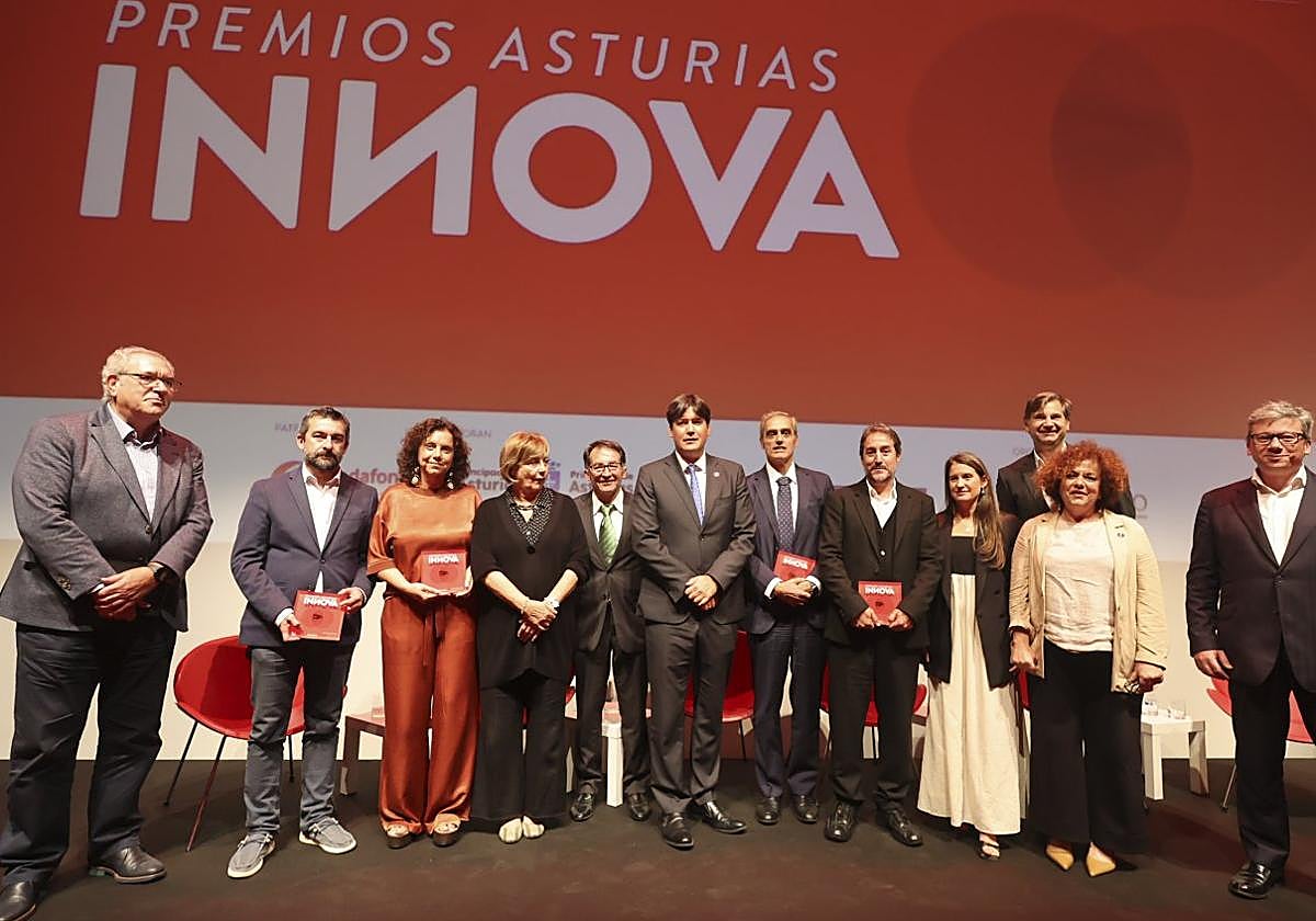 De izquierda a derecha, José María Urbano, Manuel Campa, Marta Tamargo, Mariví Monteserín, Ángel M. González, Borja Sánchez, Jacobo Cosmen, Sergio Baragaño, Tatiana Manso, Jesús Lombardero, Marta del Arco y Juan Manuel Navarro en el Centro Niemeyer, donde se hizo entrega de los Premios Innova.