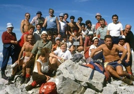 Integrantes del Grupo de Montaña Ensidesa, en la cumbre del Cuetu Tejao (2.159 metros), en Sotres (Cabrales).