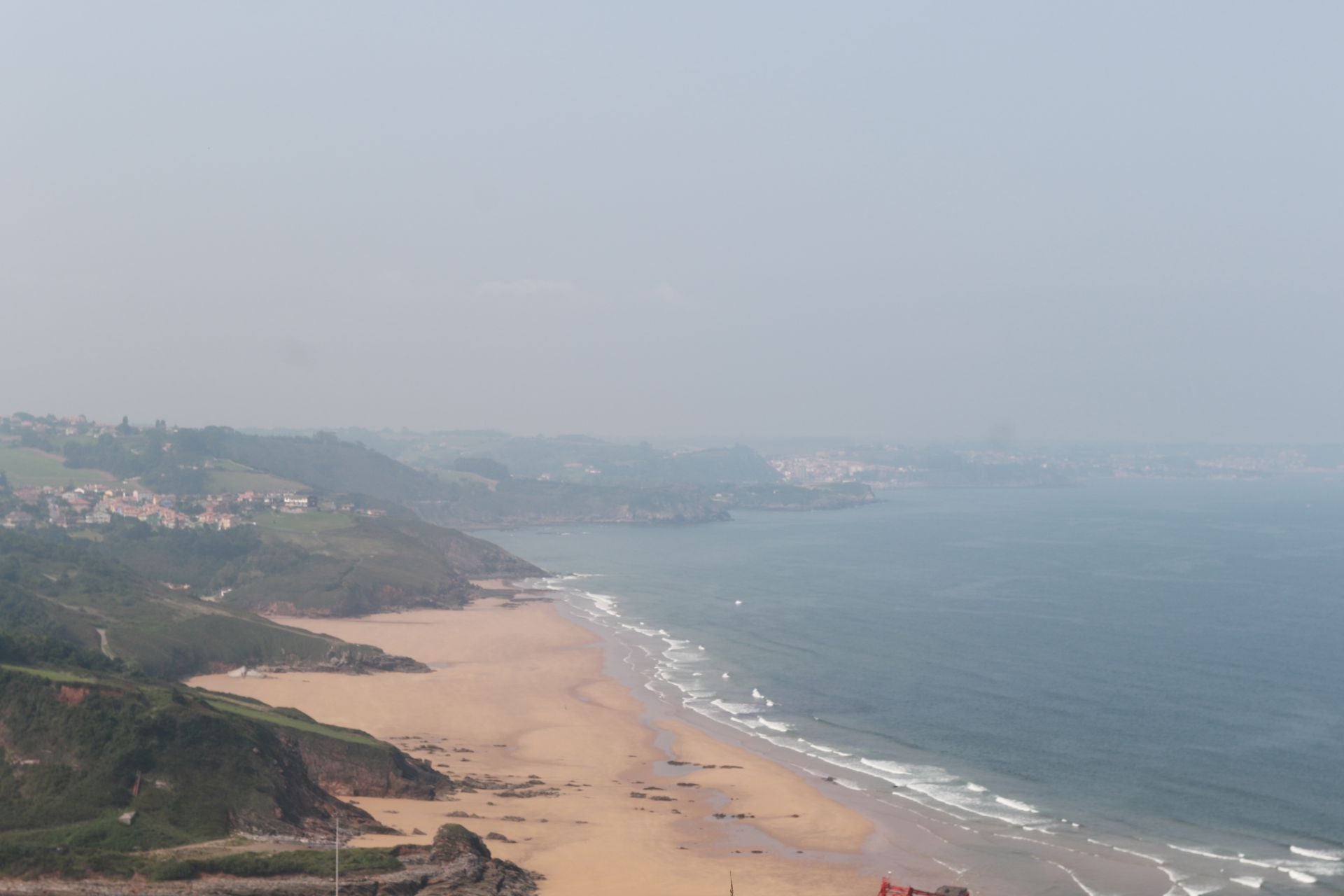 La niebla y la calima cubren la tarde en Asturias