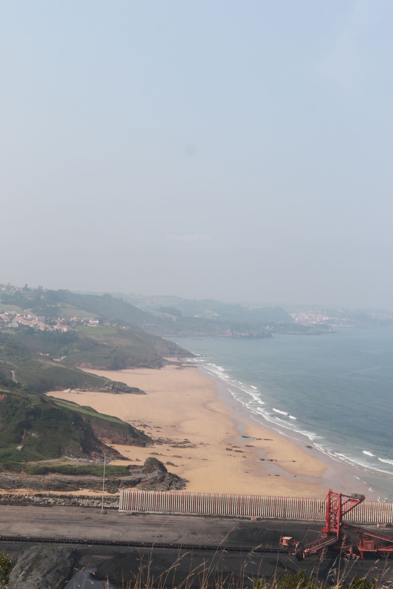 La niebla y la calima cubren la tarde en Asturias