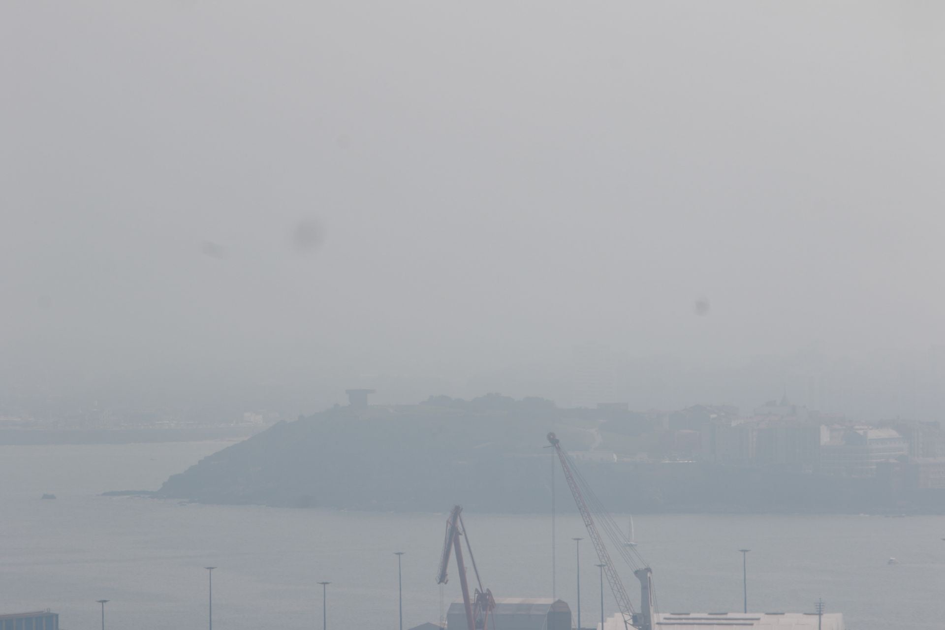 La niebla y la calima cubren la tarde en Asturias