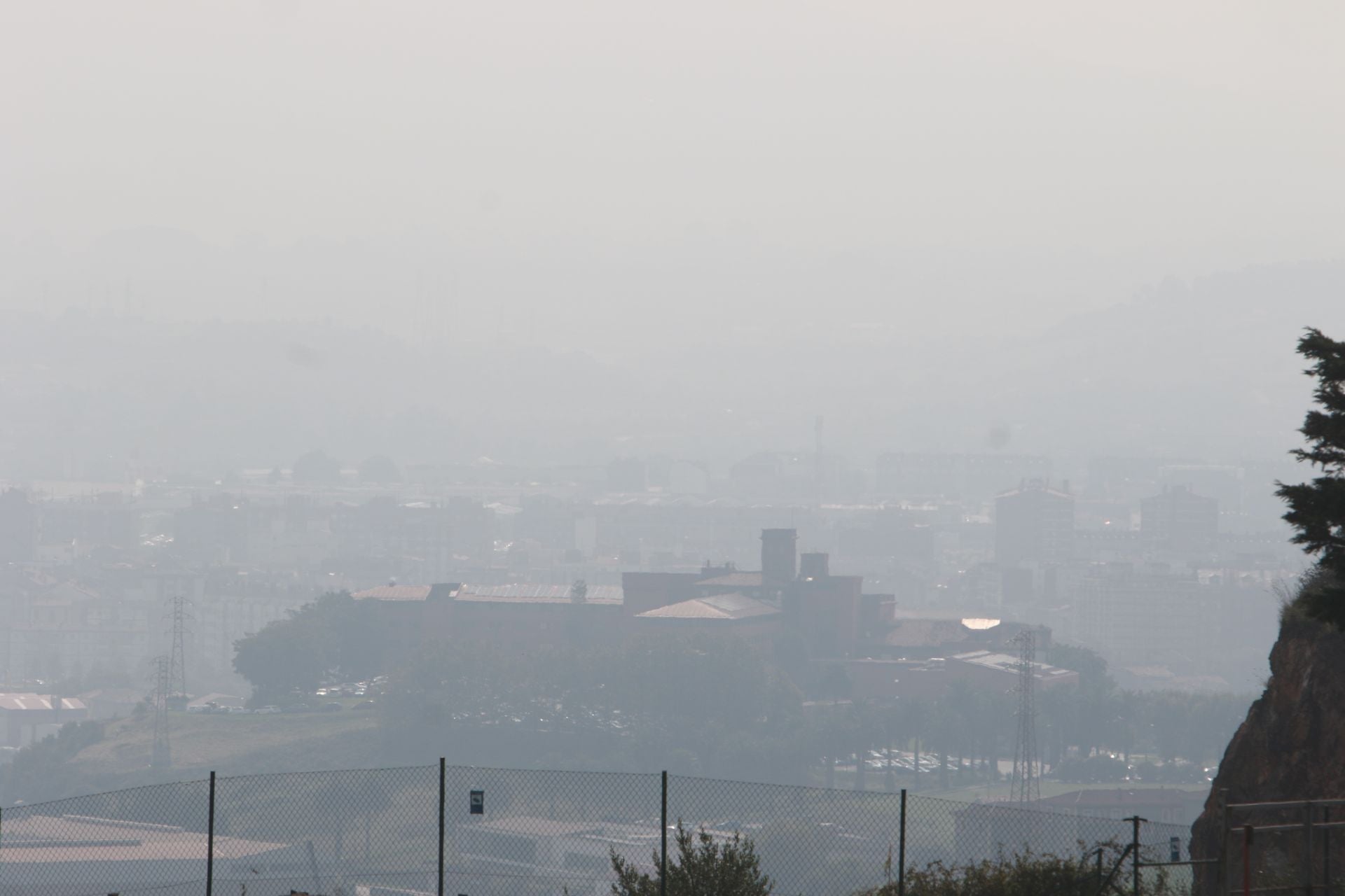 La niebla y la calima cubren la tarde en Asturias