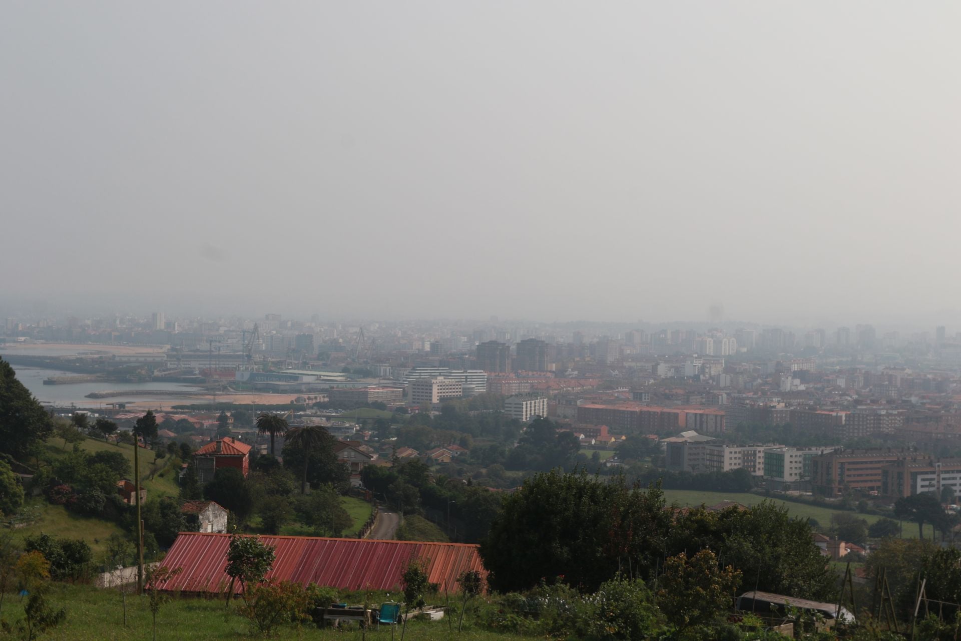 La niebla y la calima cubren la tarde en Asturias