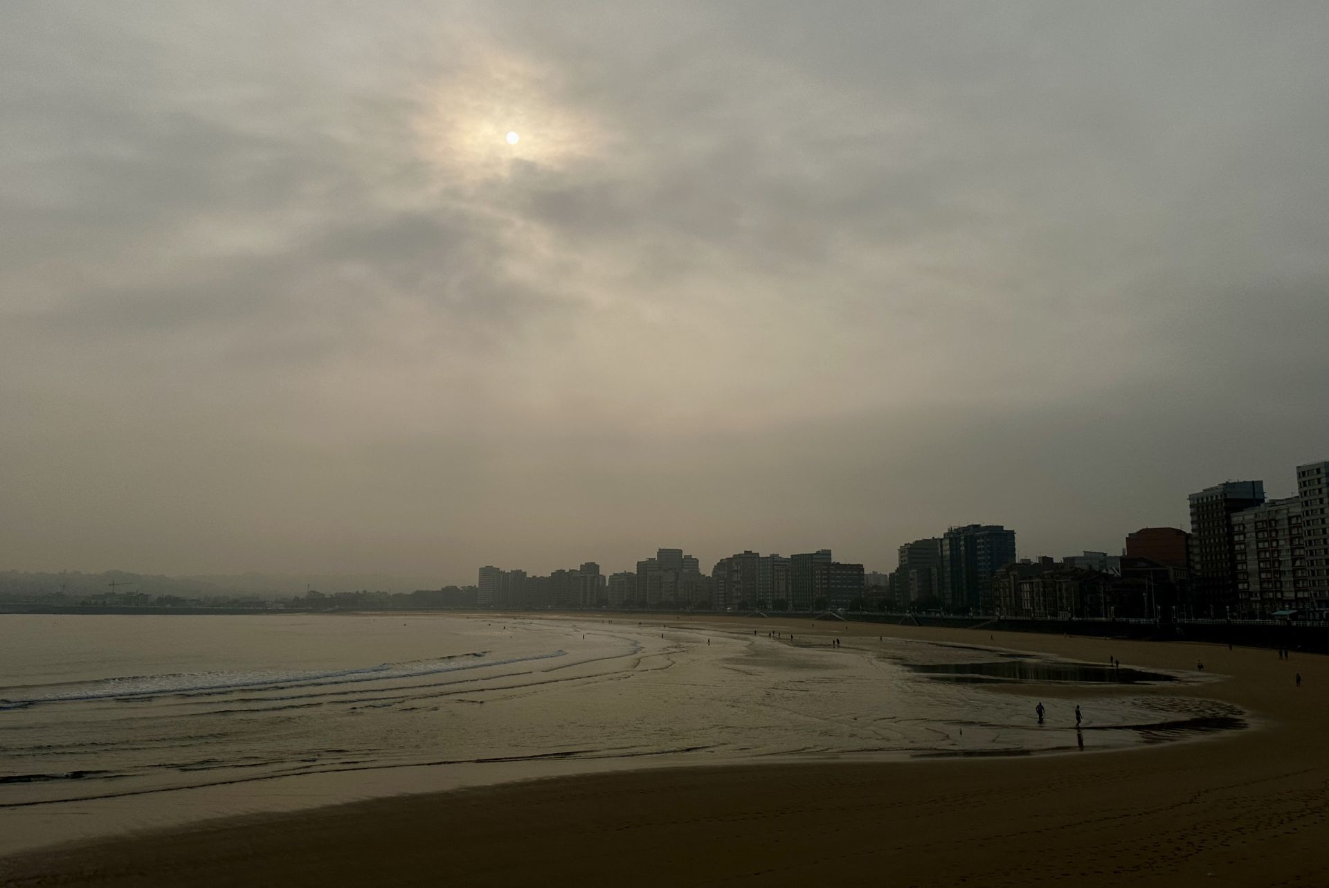 Las imágenes de un &#039;oscuro&#039; amanecer en Asturias