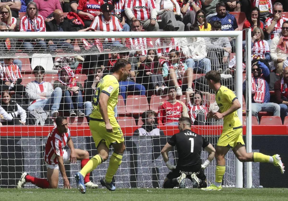 Yáñez e Izquierdoz se lamentan por uno de los goles que marcó el Villarreal B en Gijón, en el último duelo de los rojiblancos a las dos de la tarde.