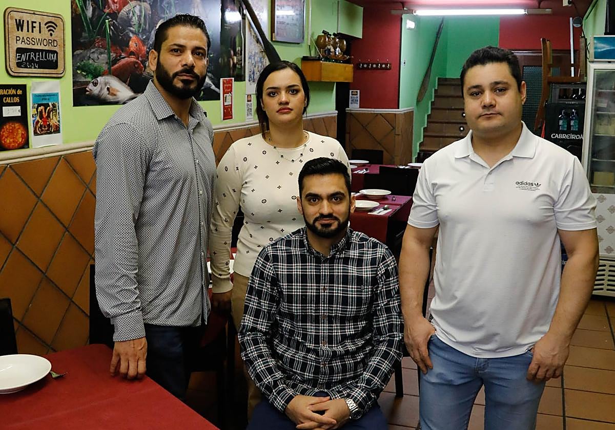 Noori con el equipo de su sidrería gijonesa.