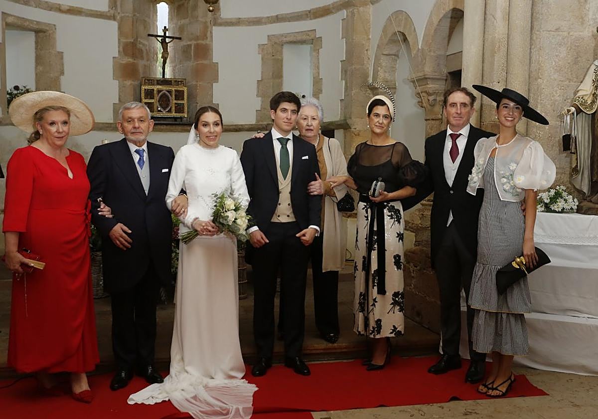 Los novios junto a sus padrinos y familia.