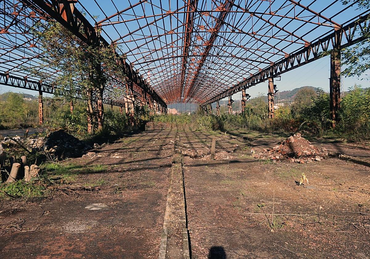Esqueleto metálico de los antiguos Talleres del Conde, en Langreo.