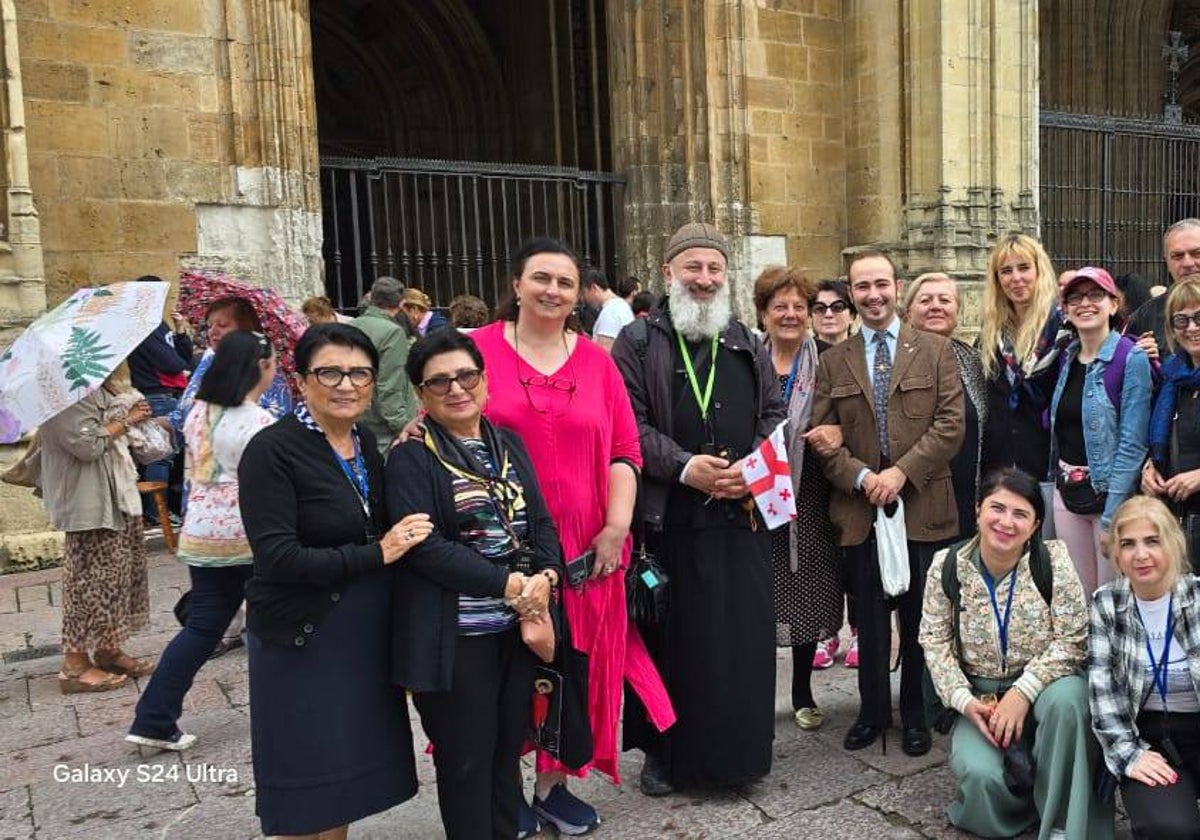 El grupo de peregrinos posa con dos españoles con quienes conversaron.