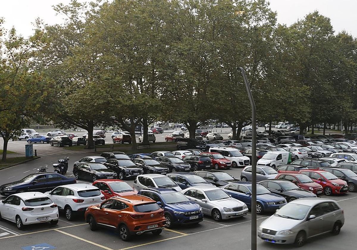 El Molinón. Junto con la explanada del campus universitario, el más grande, con 1.050 plazas gratis.