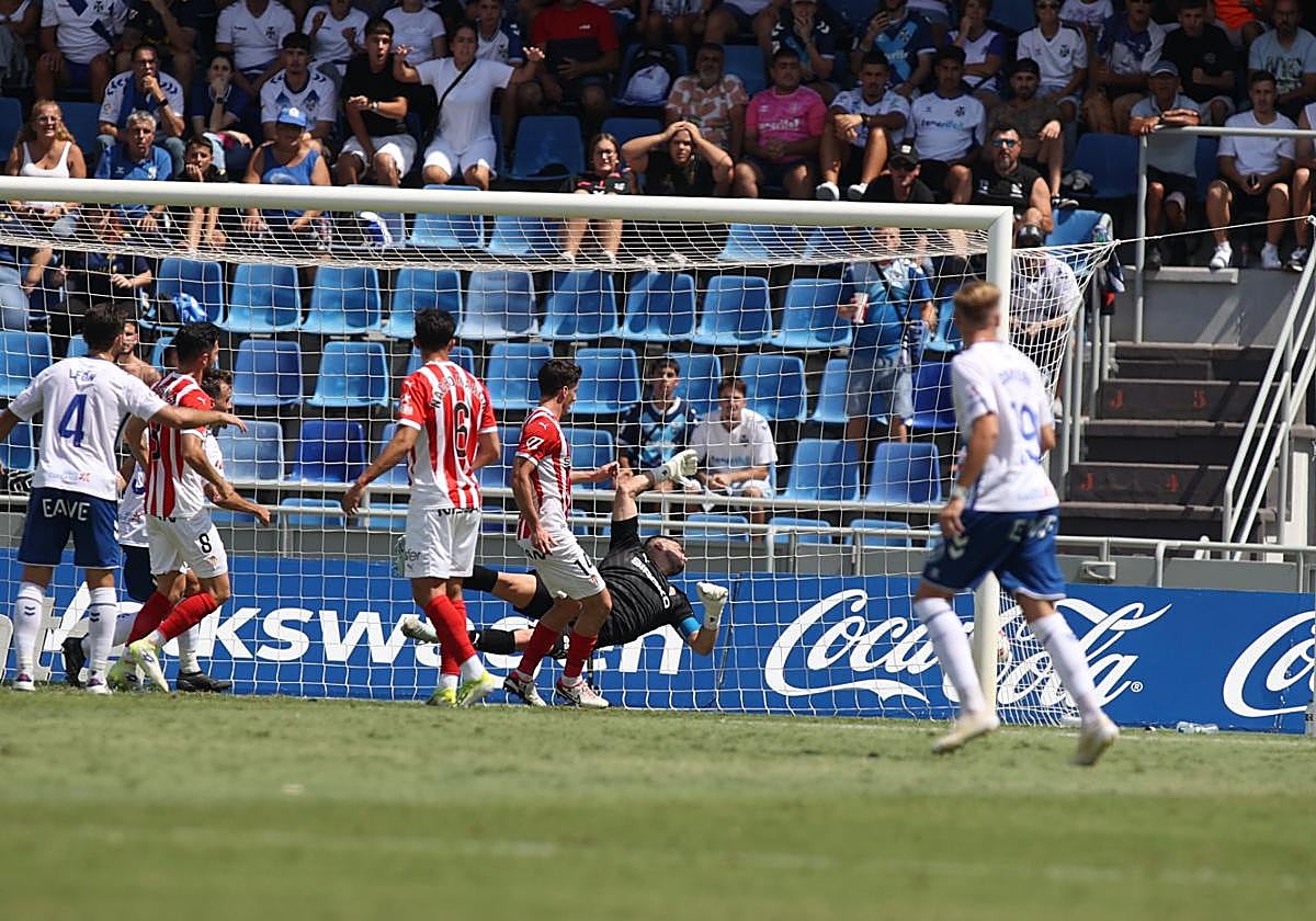 Jugada en la que el Tenerife logró el empate.