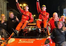 El piloto praviano y su copiloto riosellano celebran sobre su Citroënel el triunfo, rodeados en el podio de Llanes por su equipo.