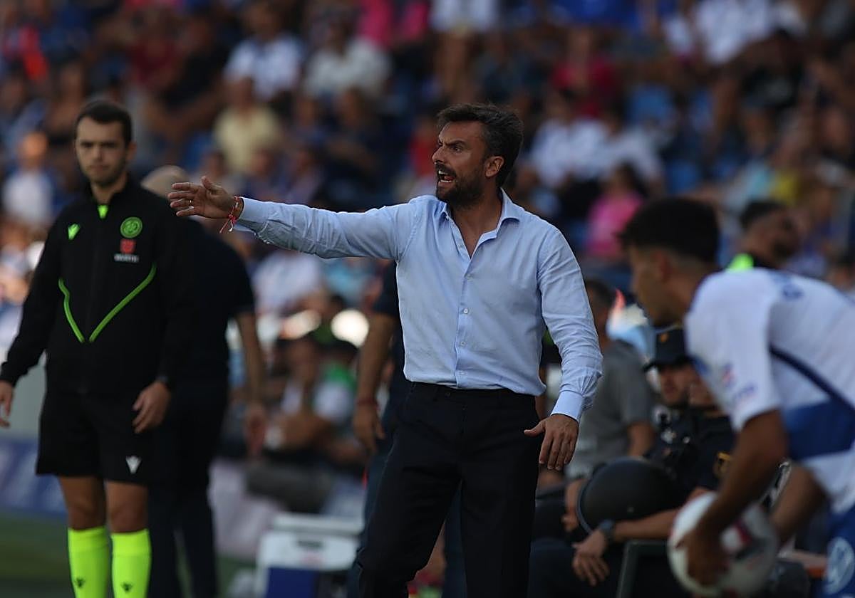 El técnico Rubén Albés da indicaciones a sus hombres en el Heliodoro Rodríguez.