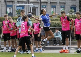 Una deportista lanza a portería en un partido de balonmano. Patinaje.