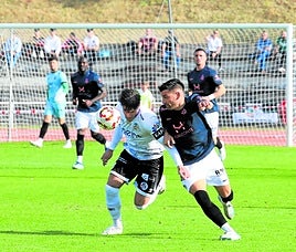 Natalio, en una jugada del duelo ante el Salamanca el domingo en las pistas del Helmántico.