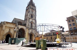 Unos operarios recogen el tiovivo en la plaza de la Catedral.