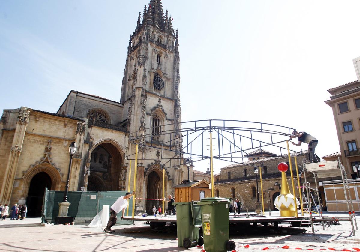 Unos operarios recogen el tiovivo en la plaza de la Catedral.