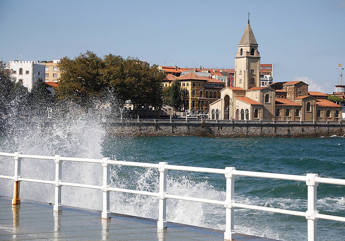 Playa de San Lorenzo, en Gijón.