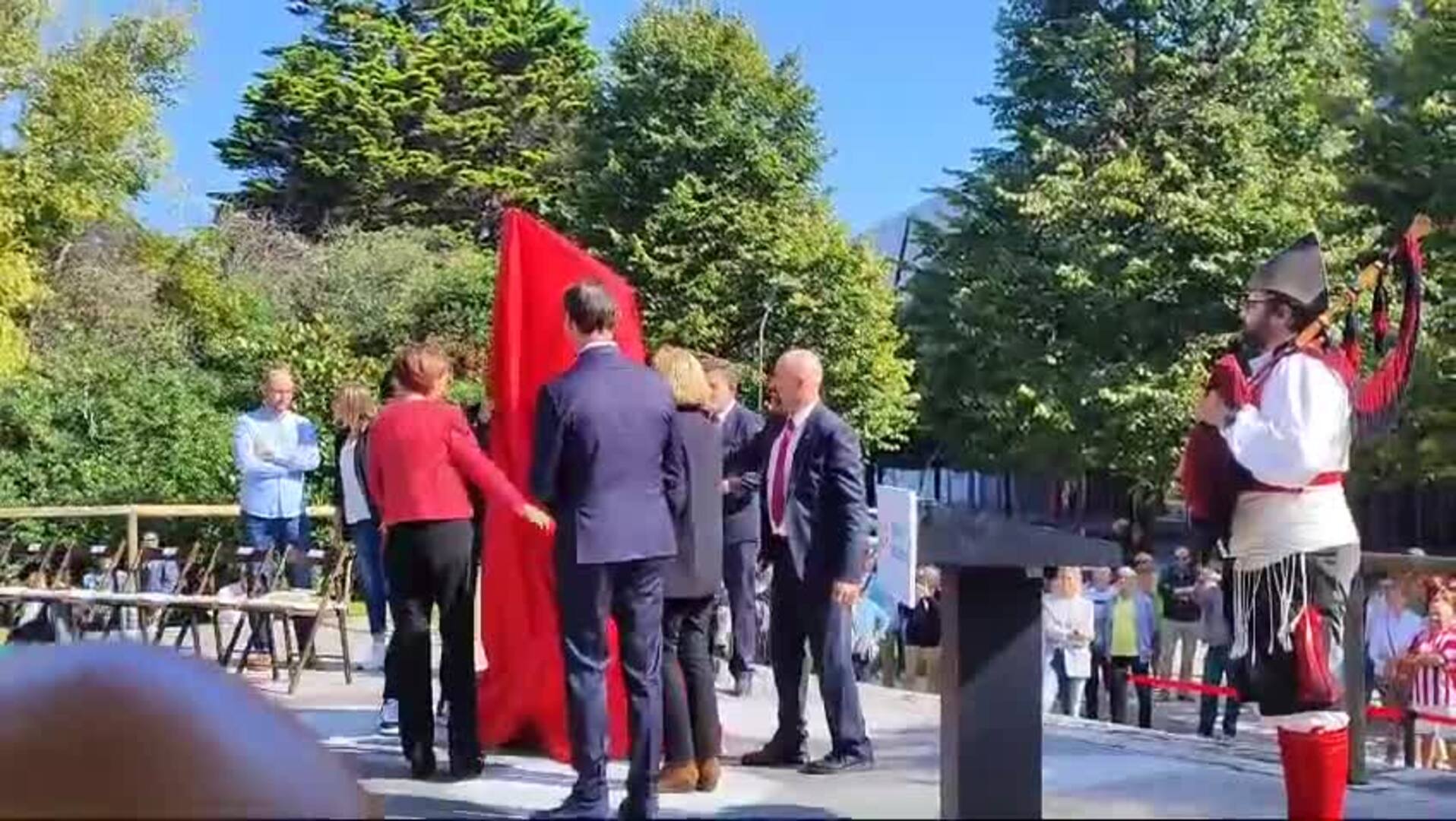 Así se descubrió la estatua de Quini junto a El Molinón