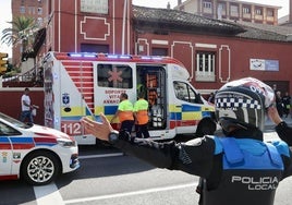 Ambulancia y Policía Local en el lugar de los hechos.