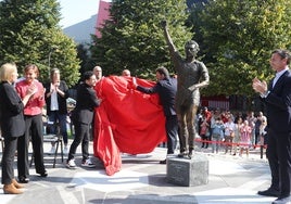 Inauguración de la estatua de Quini junto a El Molinón.