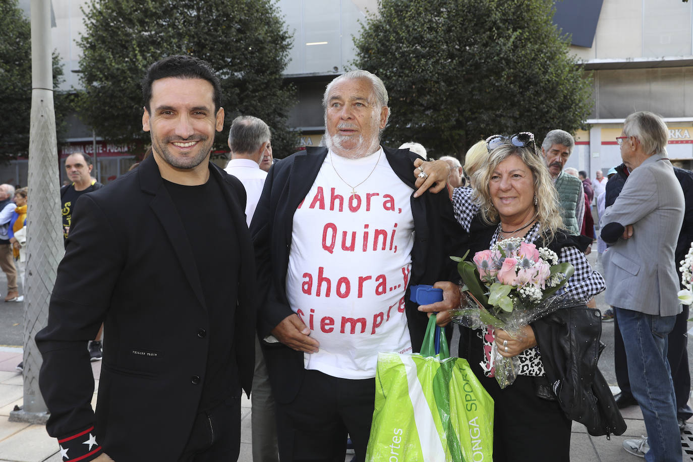 Quini, eterno en El Molinón: las imágenes de la inauguración de la escultura en Gijón