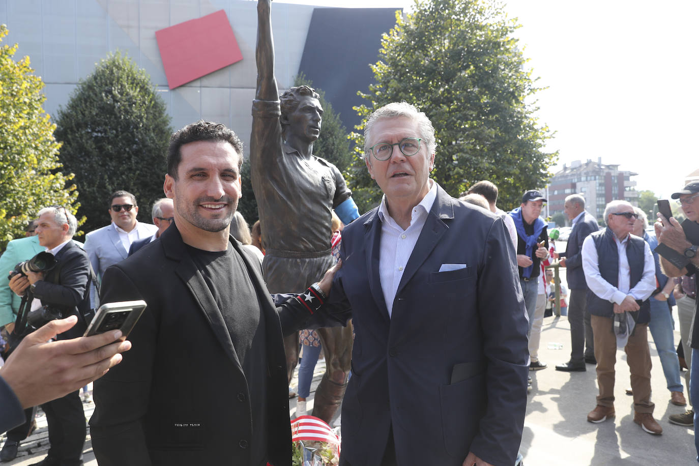 Quini, eterno en El Molinón: las imágenes de la inauguración de la escultura en Gijón